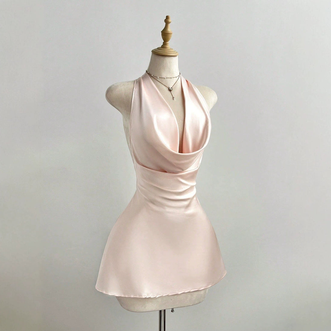 Hanging neck sleeveless dress